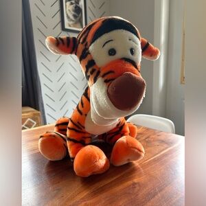 Vintage Disneyland Walt Disney World Tigger Plush Souvenir 14” Winnie the Pooh